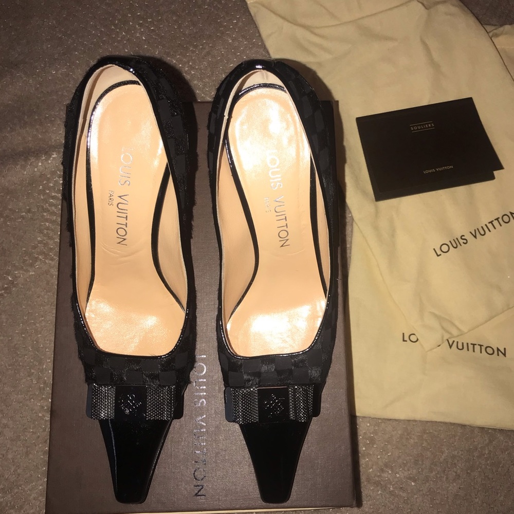 Authentic LV Domier patent, calf leather pump. - Picture 2 of 6